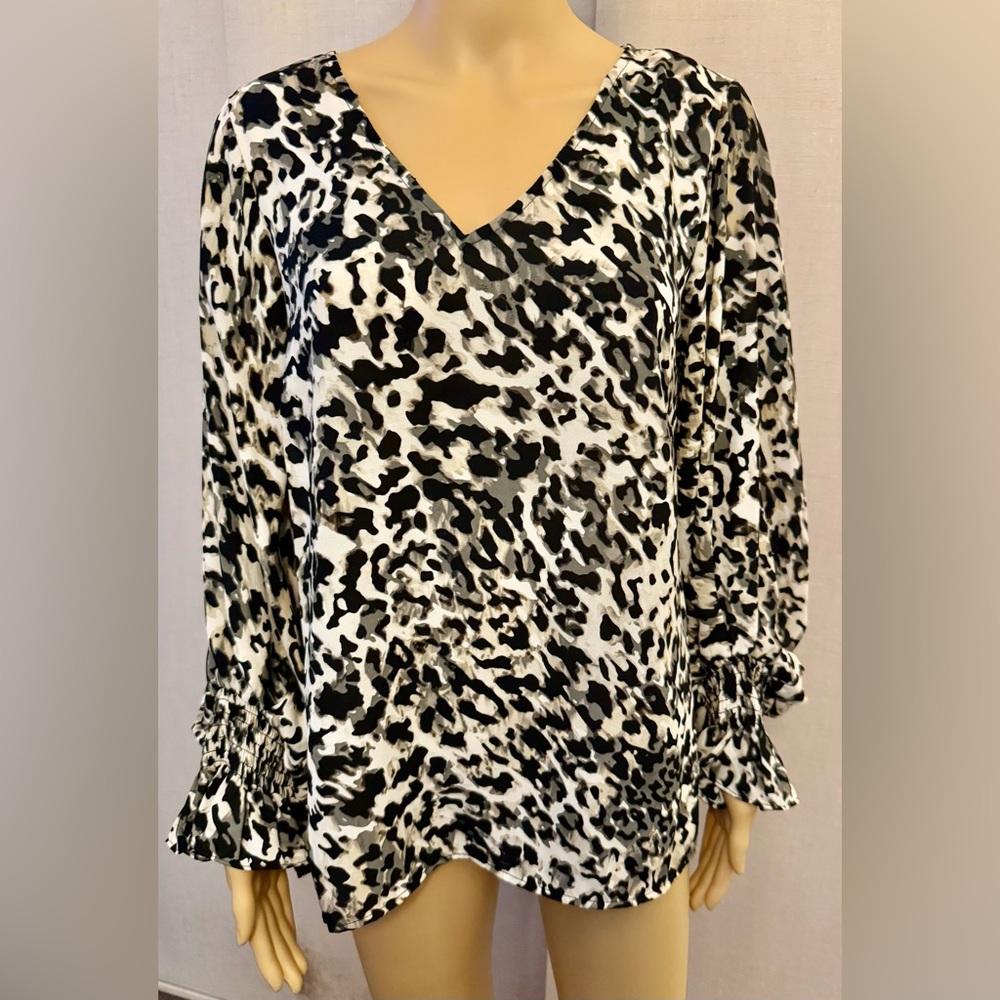 Vince Camuto black & white animal print blouse. Relaxed fit, V-neckline. Sz. M